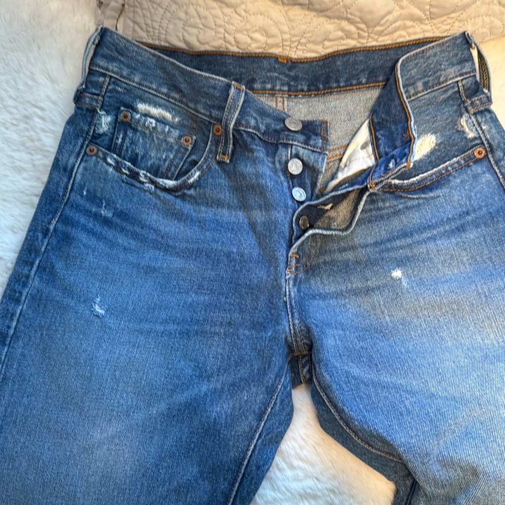 Classic Levi’s 501 T (taper leg) 25x28. Original distressing. Boyfriend style
